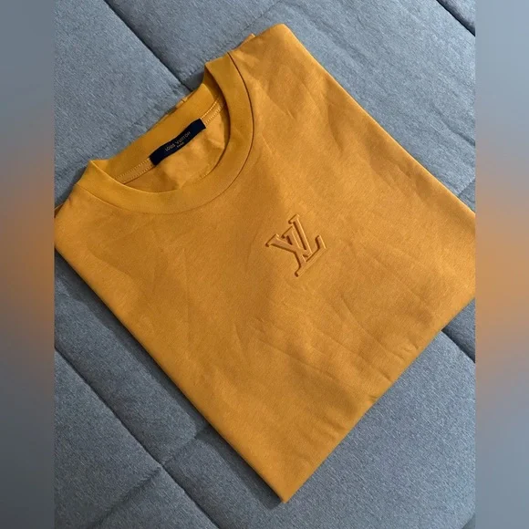 Louis Vuitton Embossed LV T-Shirt - Picture 9 of 9